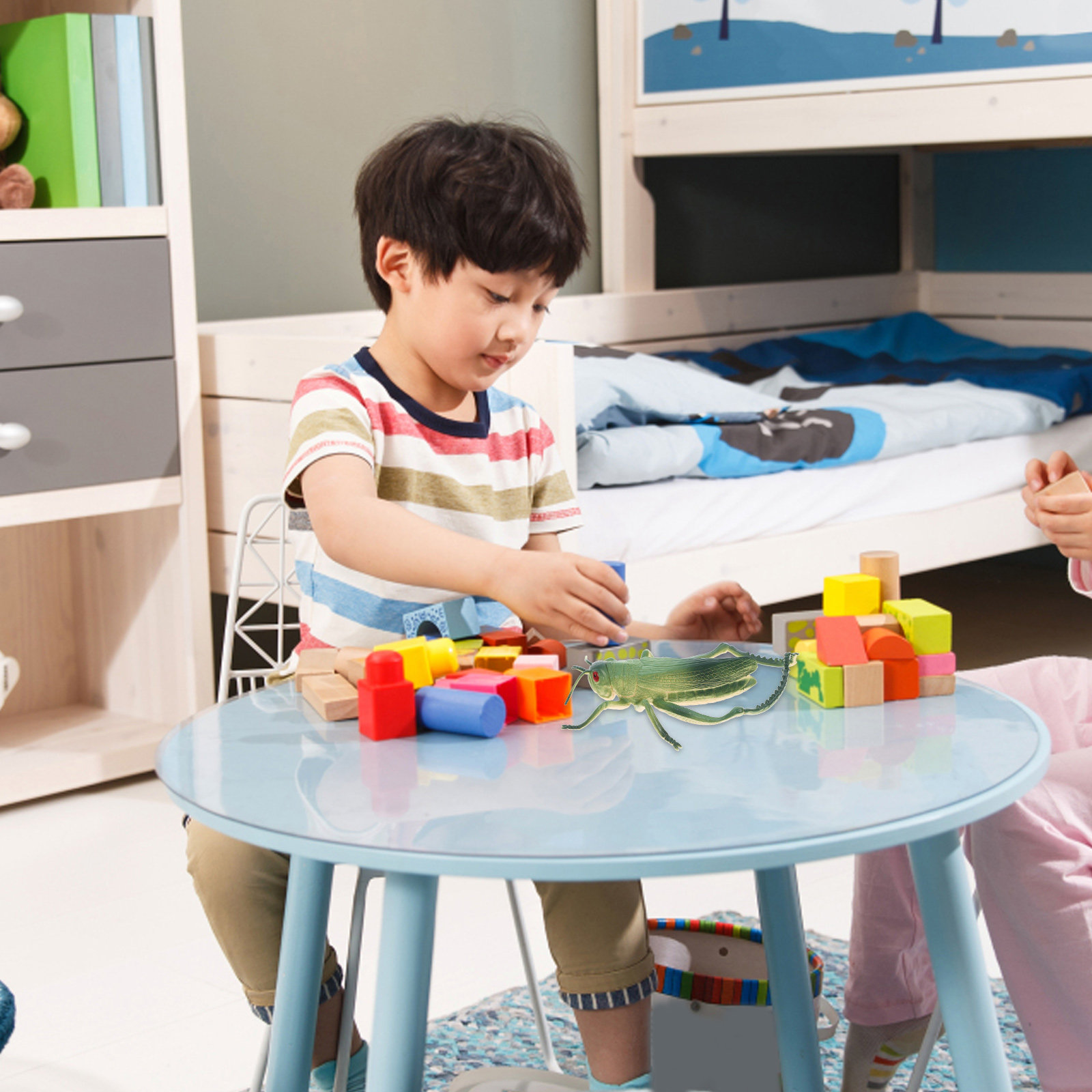 Kids Outdoor Yard Tools - 再利用可能な緑色のバッタの置物。庭や屋外の装飾、昆虫に関する学習教材、パーティーの景品として。子供向けのリアルな昆虫の小道具。